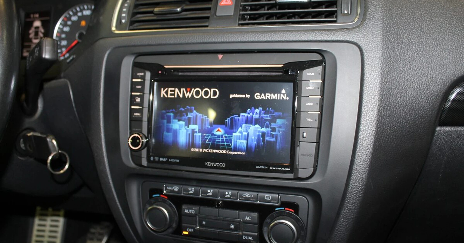 VW Jetta : GPS Kenwood, CarPlay et haut-parleurs BLAM