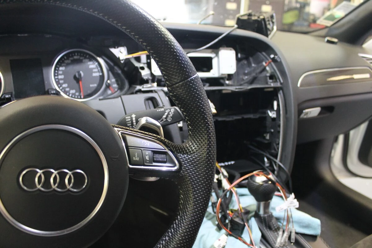 Audi RS4 : Alpine X703D-A4 avec ampli Bose conservé