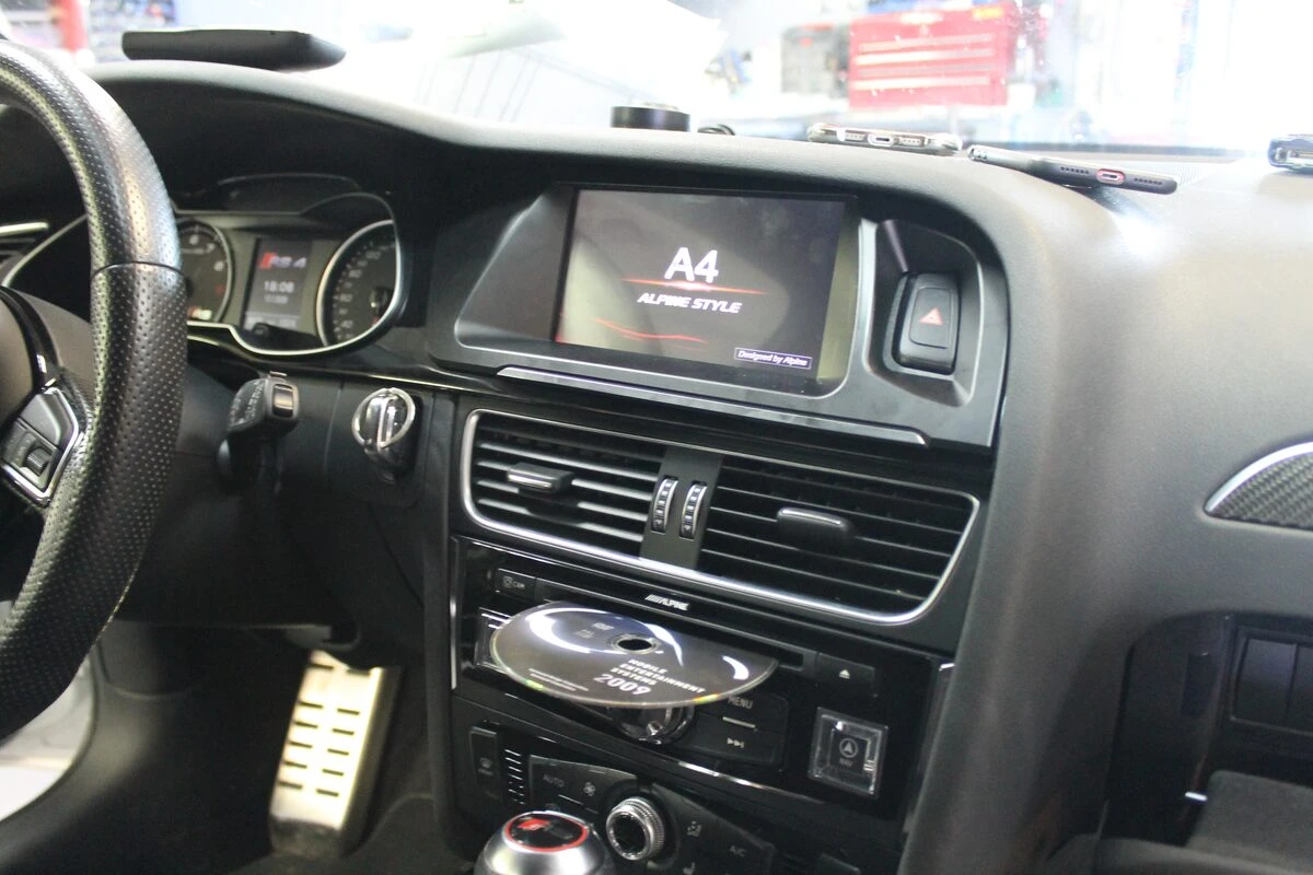 Audi RS4 : Alpine X703D-A4 avec ampli Bose conservé