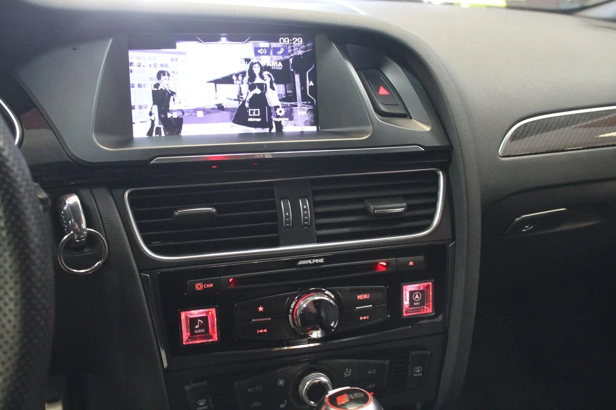 Audi RS4 : Alpine X703D-A4 avec ampli Bose conservé