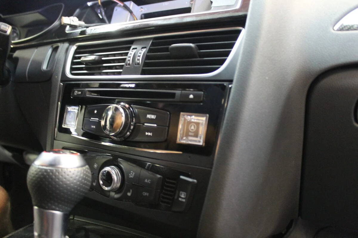 Audi RS4 : Alpine X703D-A4 avec ampli Bose conservé