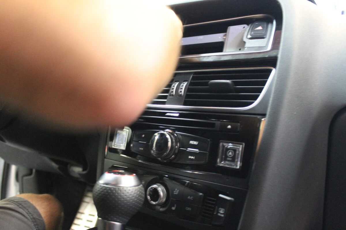 Audi RS4 : Alpine X703D-A4 avec ampli Bose conservé