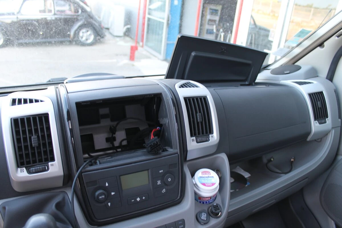 Camping-car Dethleffs sur Ducato 2019 : GPS Kenwood DNX451RVS paramétré