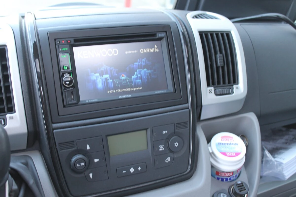 Camping-car Dethleffs sur Ducato 2019 : GPS Kenwood DNX451RVS paramétré