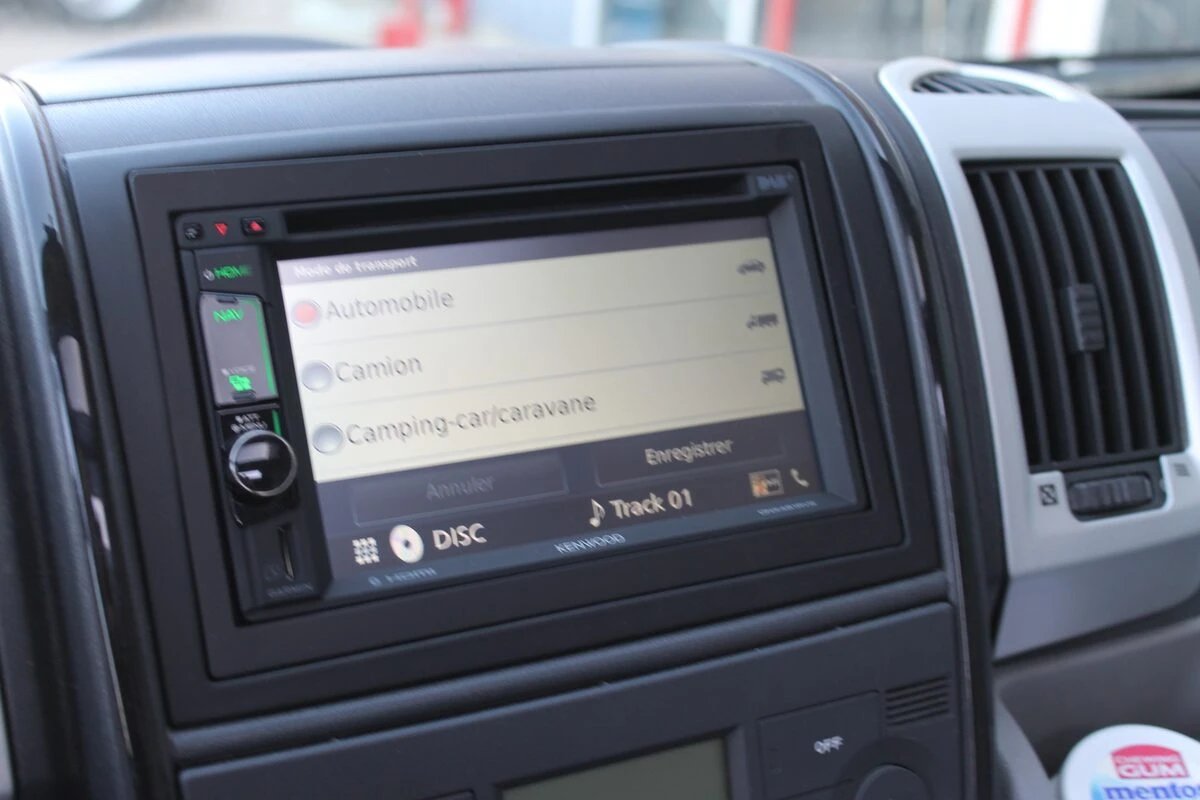 Camping-car Dethleffs sur Ducato 2019 : GPS Kenwood DNX451RVS paramétré