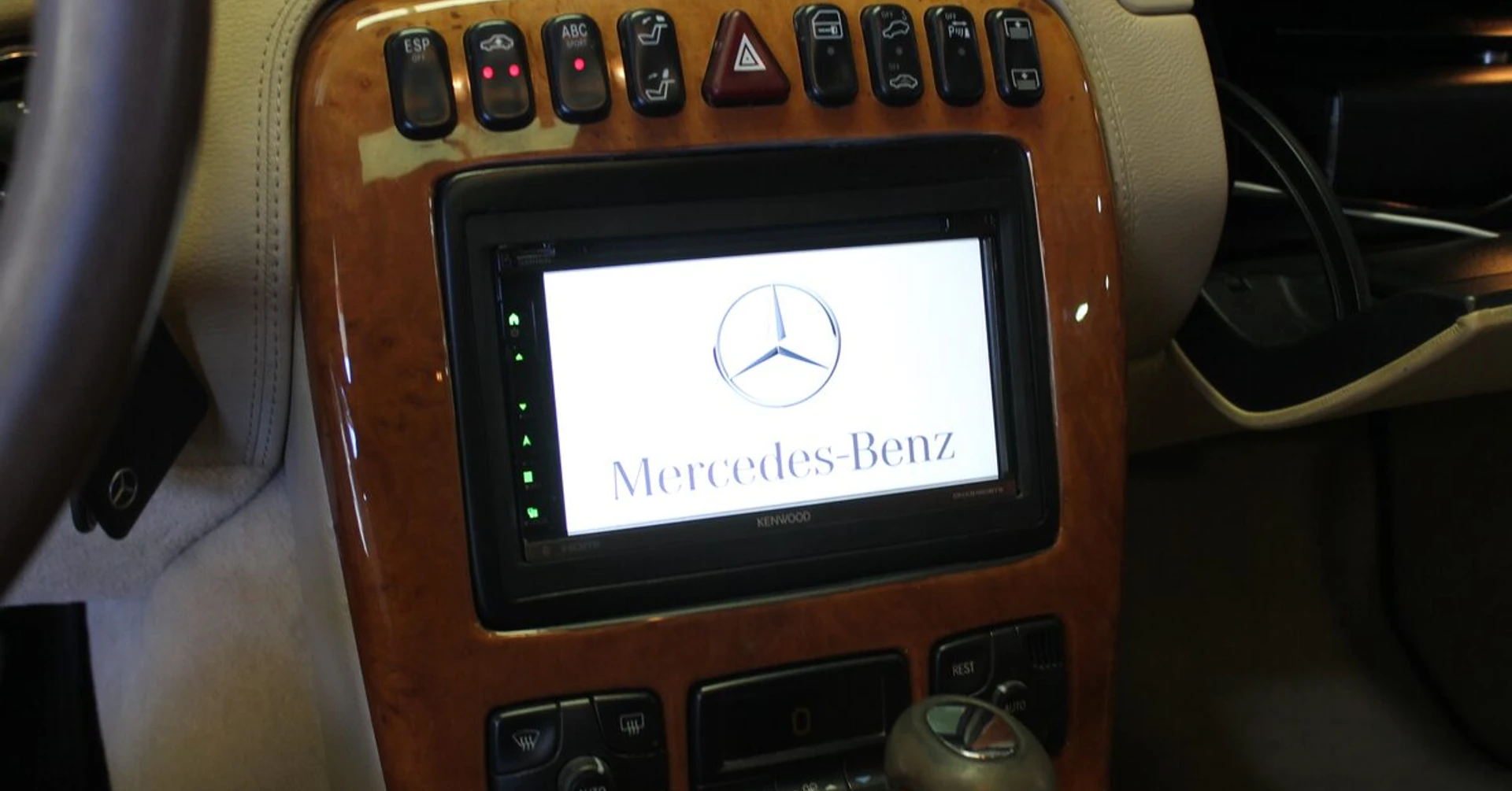Mercedes CL500 Bose : autoradio Kenwood et Apple CarPlay