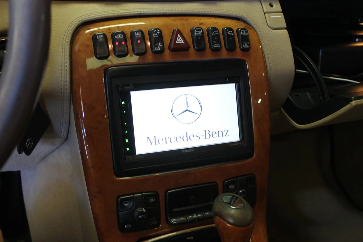 Mercedes CL500 : autoradio Kenwood sur système Bose à fibre optique