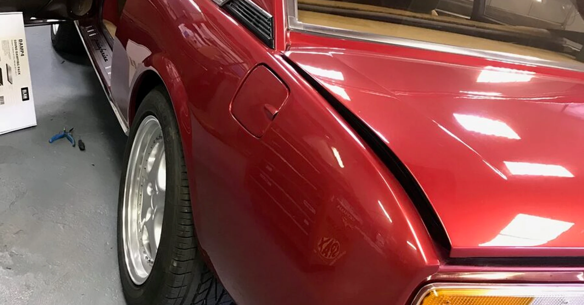 Peugeot 504 coupé : sonorisation sur mesure BLAM et JVC