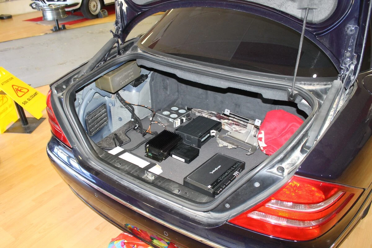 Mercedes CL500 : autoradio Kenwood sur système Bose à fibre optique