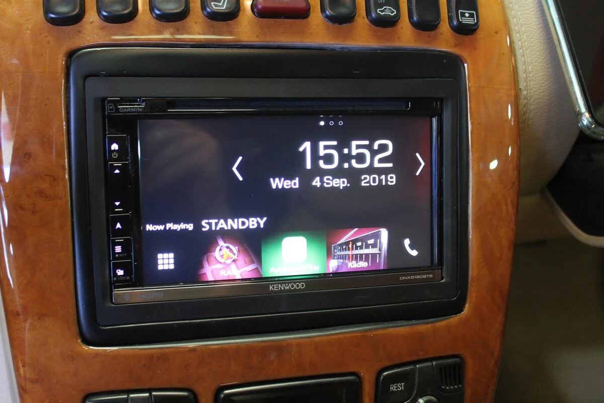 Mercedes CL500 : autoradio Kenwood sur système Bose à fibre optique