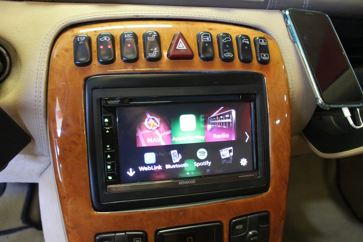 Mercedes CL500 : autoradio Kenwood sur système Bose à fibre optique