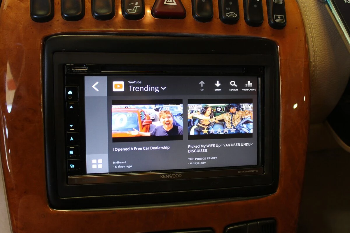 Mercedes CL500 : autoradio Kenwood sur système Bose à fibre optique