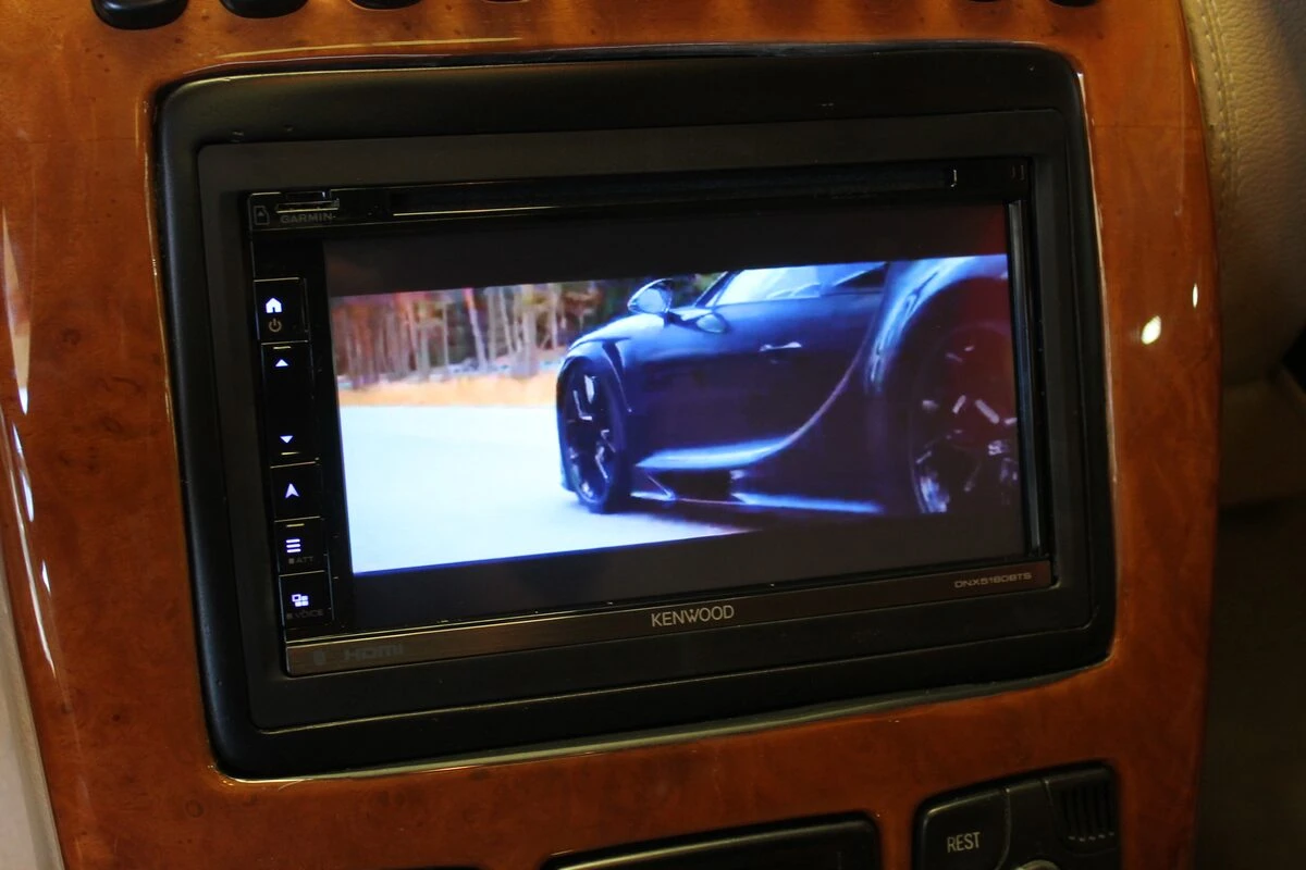 Mercedes CL500 : autoradio Kenwood sur système Bose à fibre optique