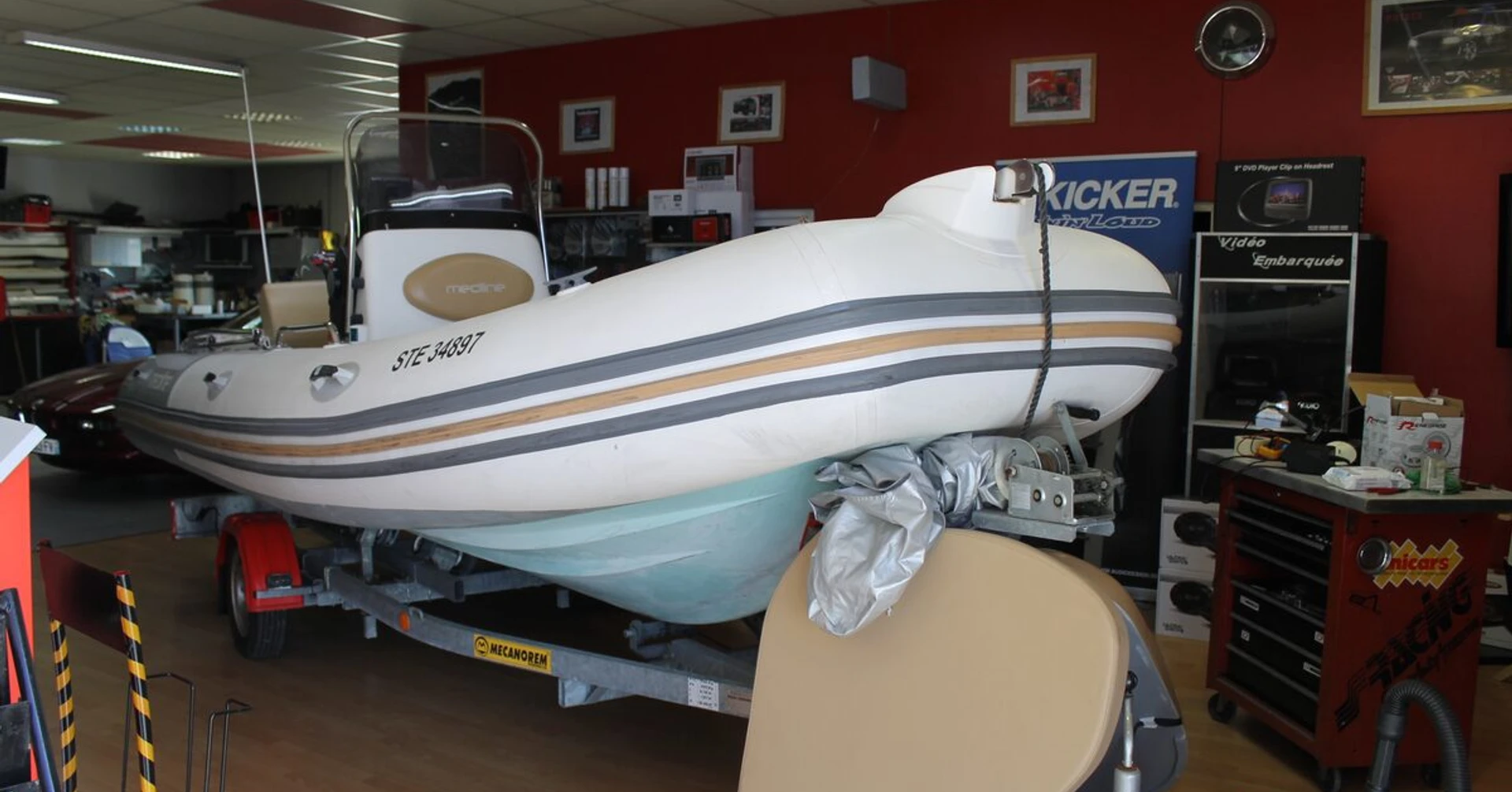 Zodiac 6 m : sono Kenwood Bluetooth et haut-parleurs marine