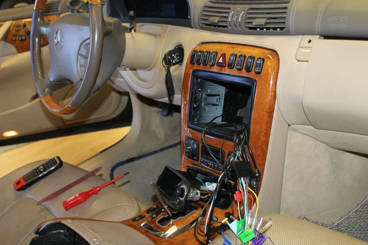 Mercedes CL500 : autoradio Kenwood sur système Bose à fibre optique