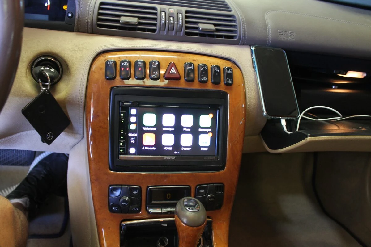 Mercedes CL500 : autoradio Kenwood sur système Bose à fibre optique