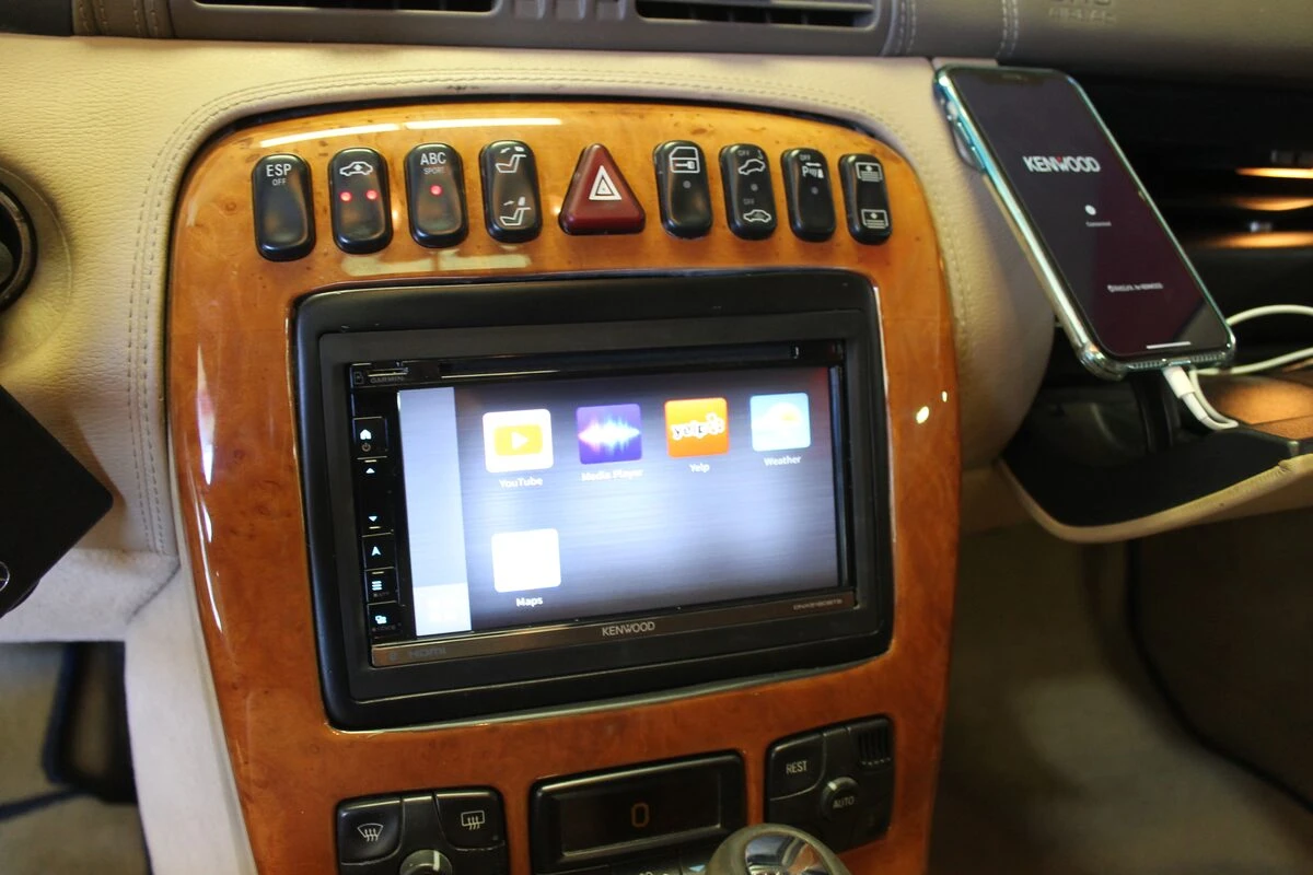 Mercedes CL500 : autoradio Kenwood sur système Bose à fibre optique