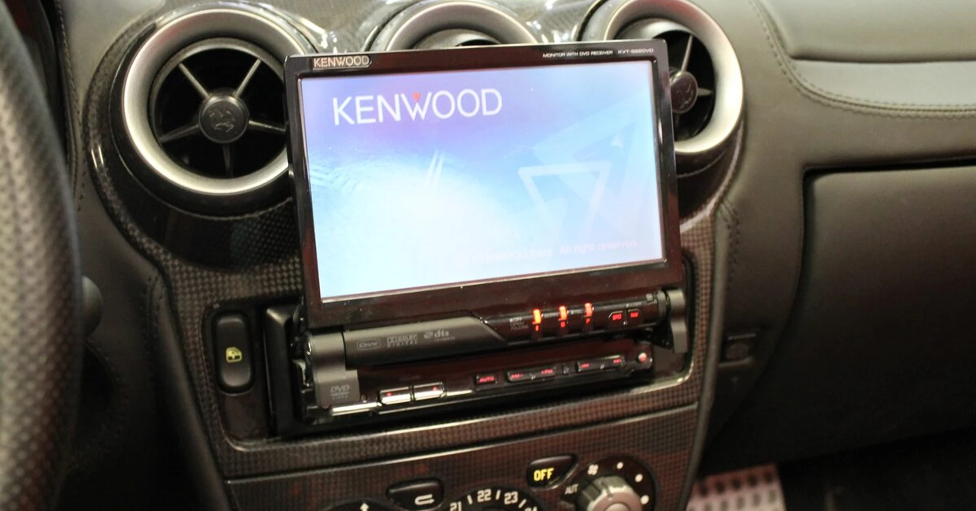 Ferrari F430 Spider : autoradio Kenwood GPS et Bluetooth
