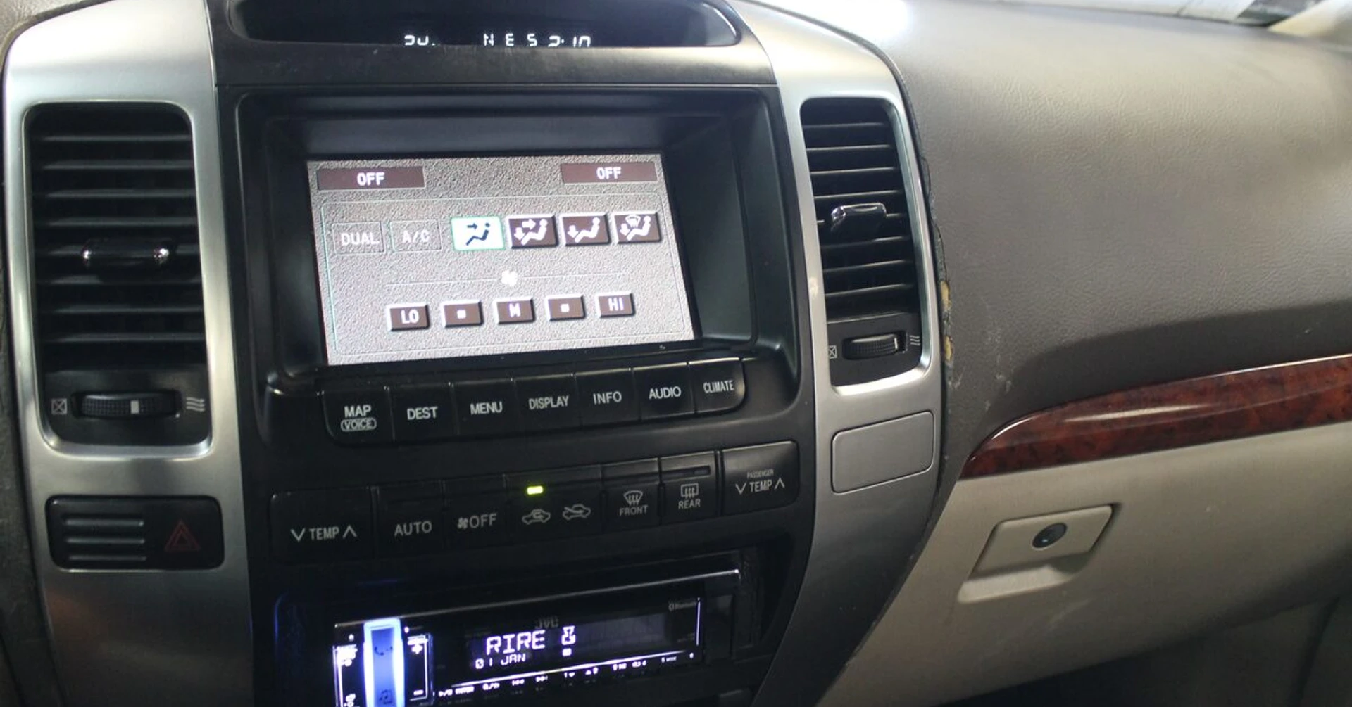 Toyota Land Cruiser : autoradio JVC, écran de clim conservé