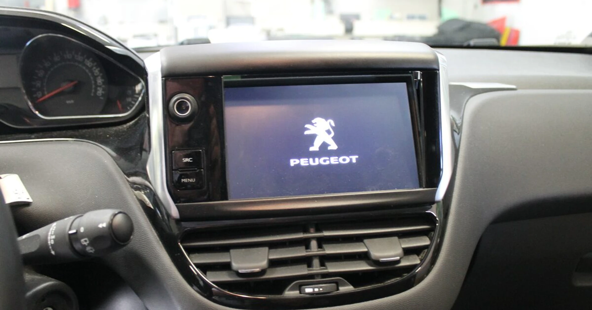 Peugeot 208 : caméra de recul sur l'écran d'origine