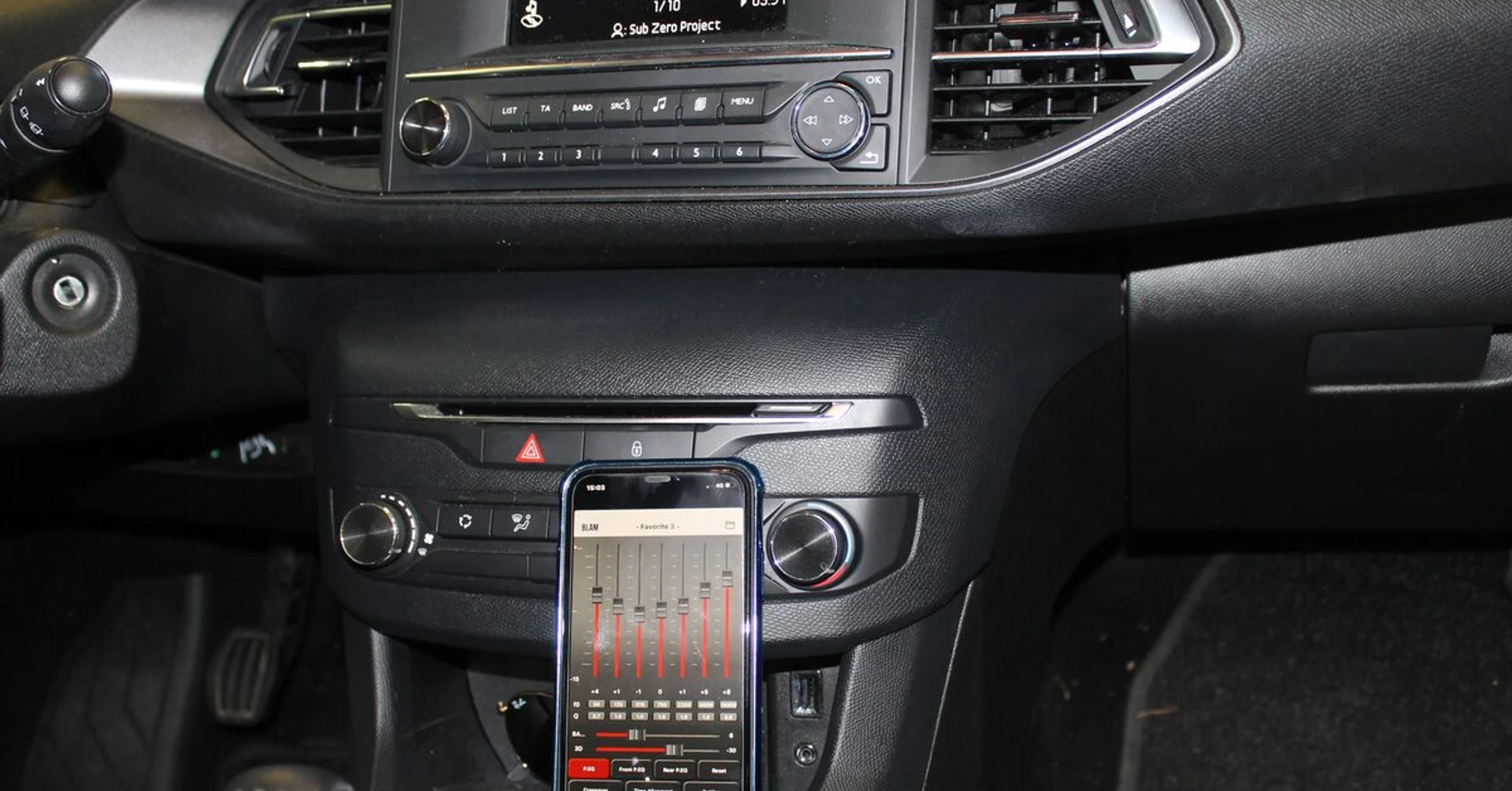 Peugeot 308 : ampli BLAM RA704DSP Pro et kits éclatés
