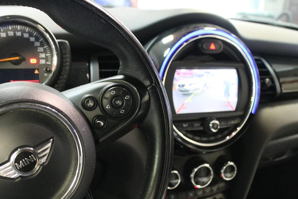 Mini Cooper S Cabriolet : caméra de recul sur l'écran d'origine