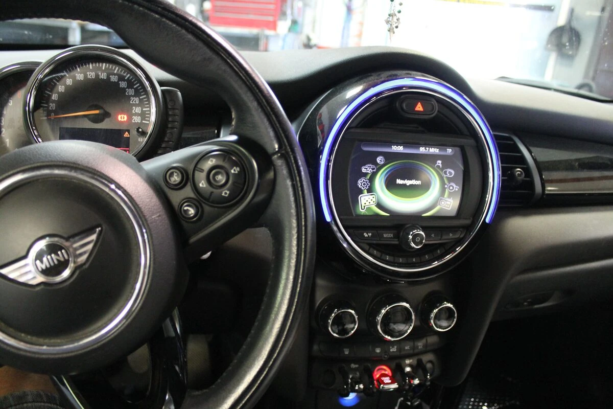 Mini Cooper S Cabriolet : caméra de recul sur l'écran d'origine