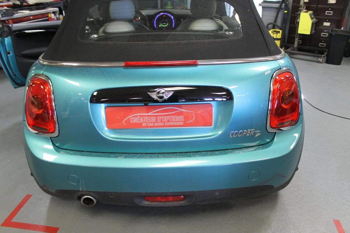 Mini Cooper S Cabriolet : caméra de recul sur l'écran d'origine