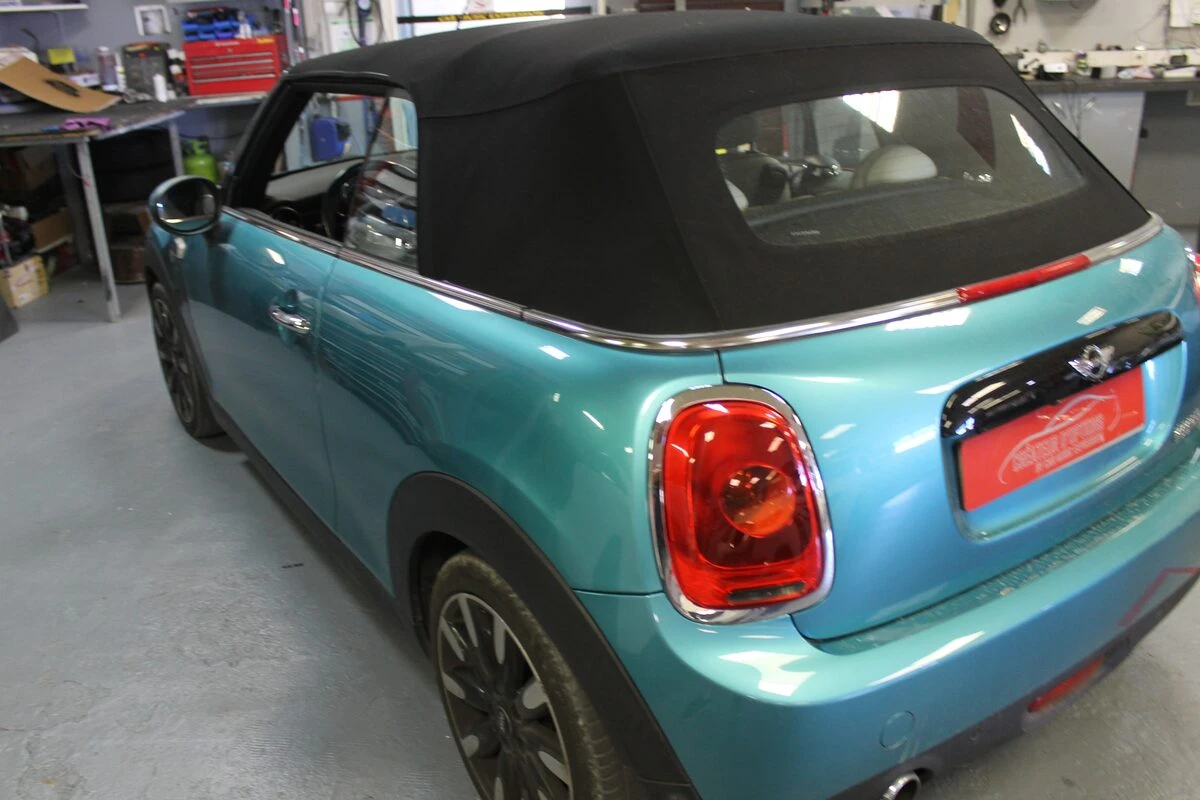 Mini Cooper S Cabriolet : caméra de recul sur l'écran d'origine