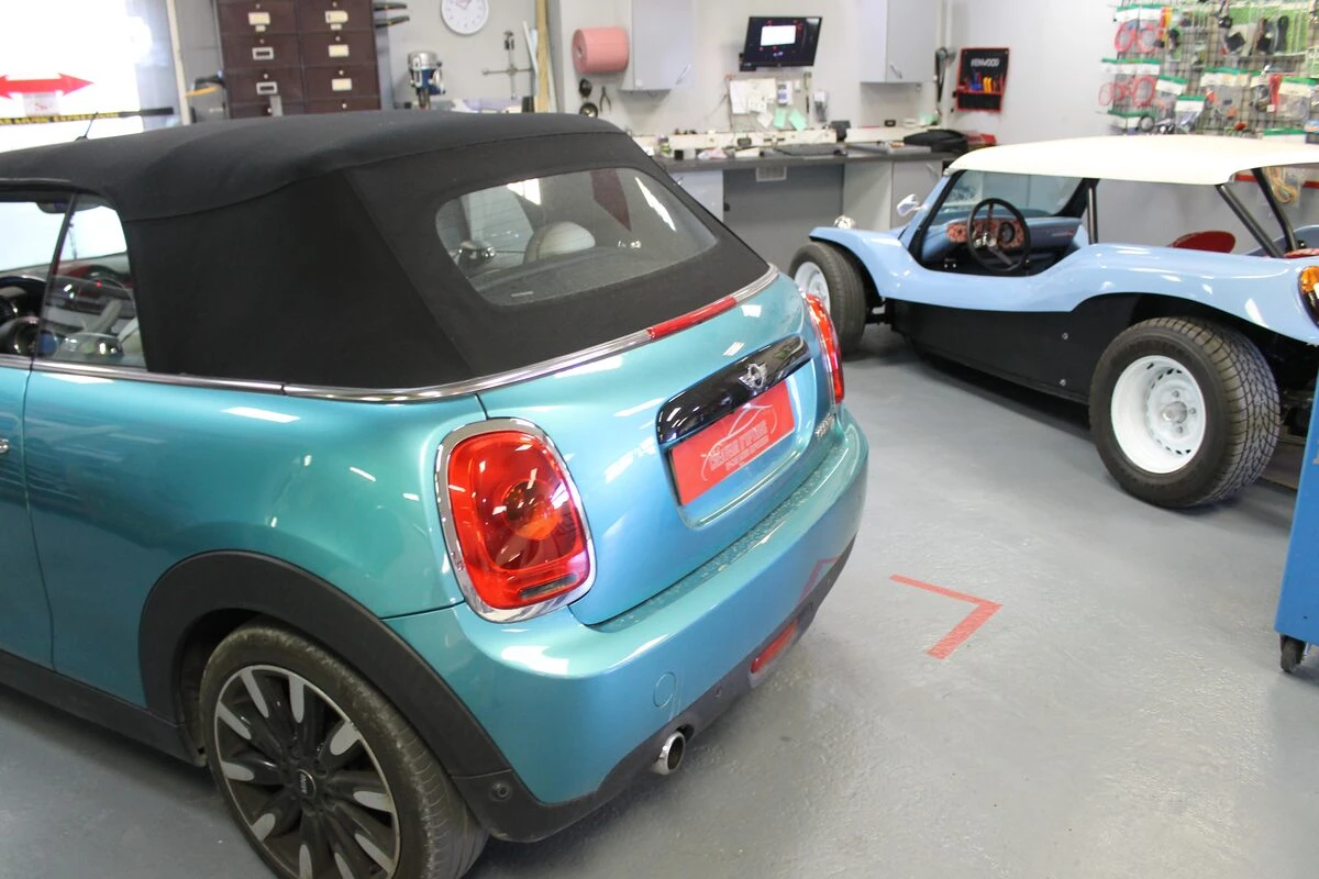 Mini Cooper S Cabriolet : caméra de recul sur l'écran d'origine