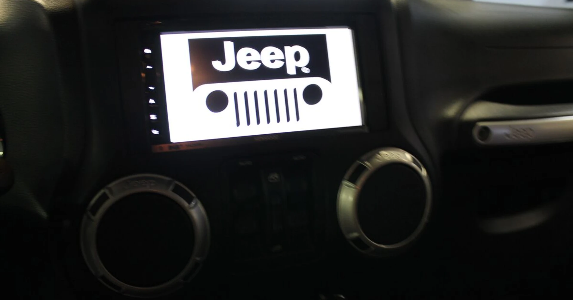 Jeep Wrangler : GPS Kenwood, CarPlay et caméra de recul