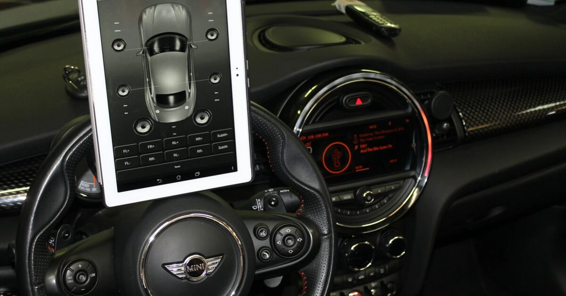 Mini Cooper S 2018 : ampli BLAM RA704DSP Pro et woofer