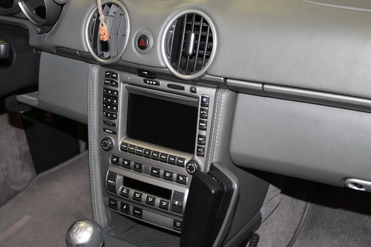Porsche Boxster : autoradio GPS avec commandes au volant et ampli Bose conservé