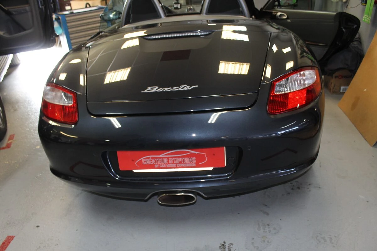 Porsche Boxster : autoradio GPS avec commandes au volant et ampli Bose conservé