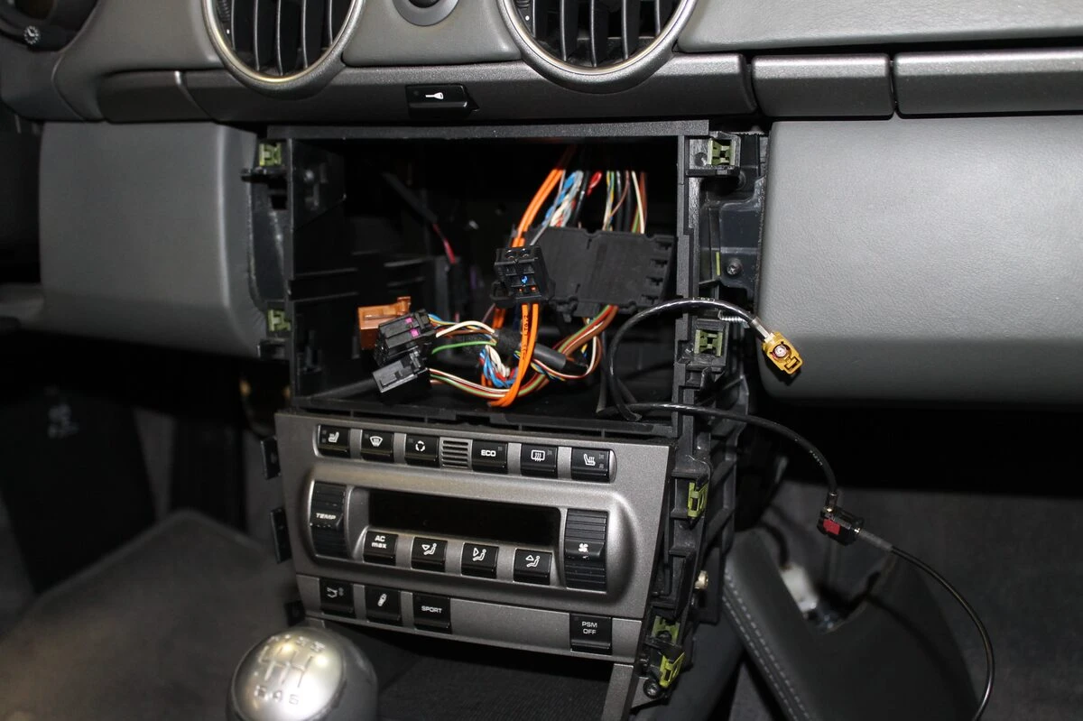 Porsche Boxster : autoradio GPS avec commandes au volant et ampli Bose conservé