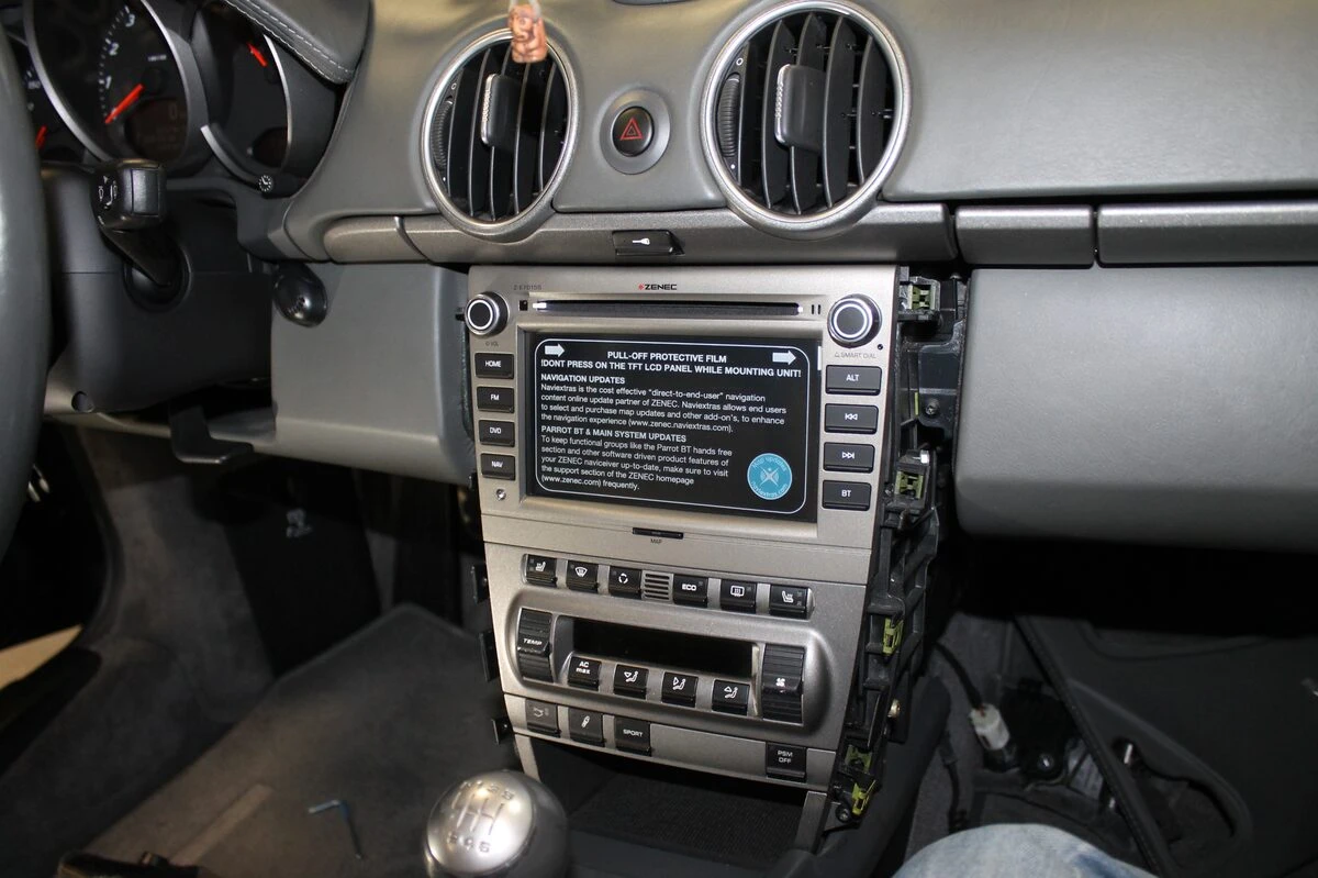 Porsche Boxster : autoradio GPS avec commandes au volant et ampli Bose conservé
