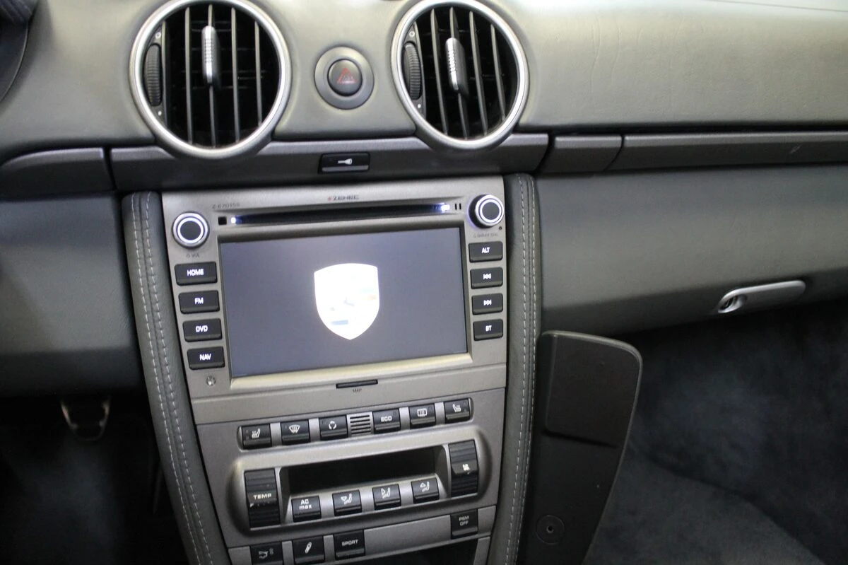 Porsche Boxster : autoradio GPS avec commandes au volant et ampli Bose conservé