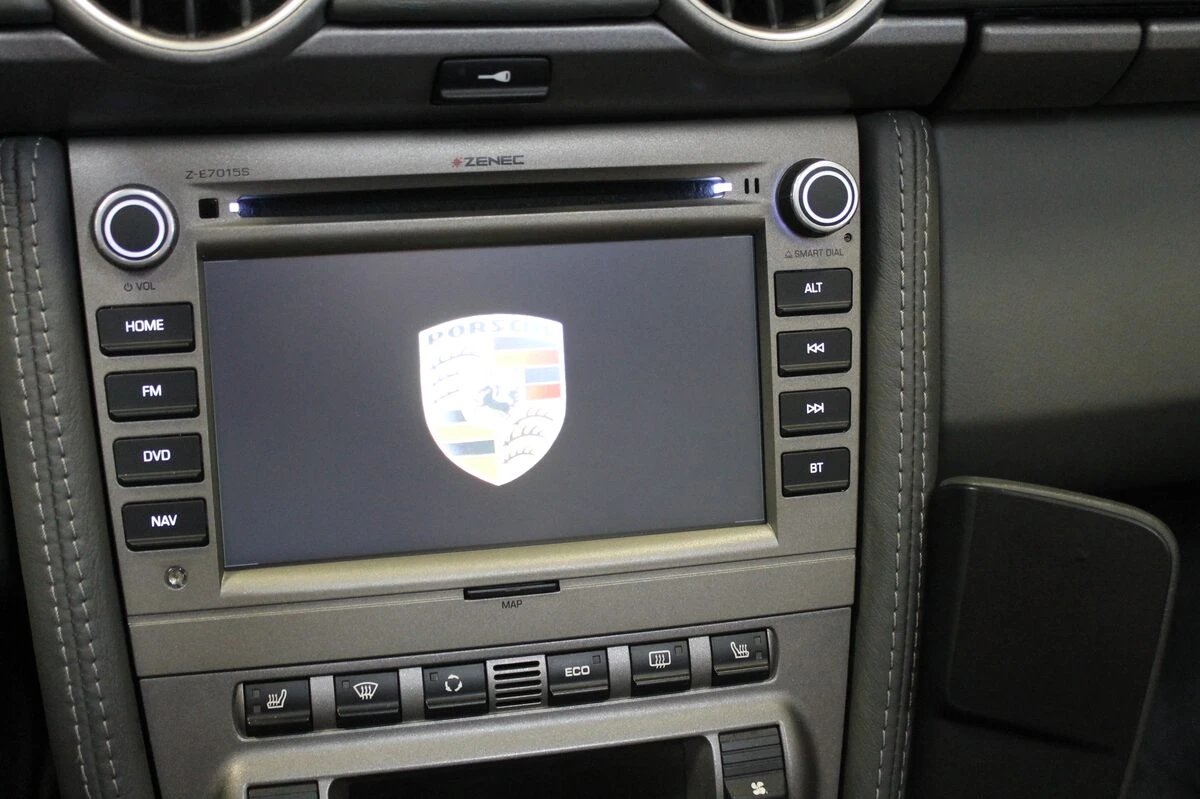 Porsche Boxster : autoradio GPS avec commandes au volant et ampli Bose conservé