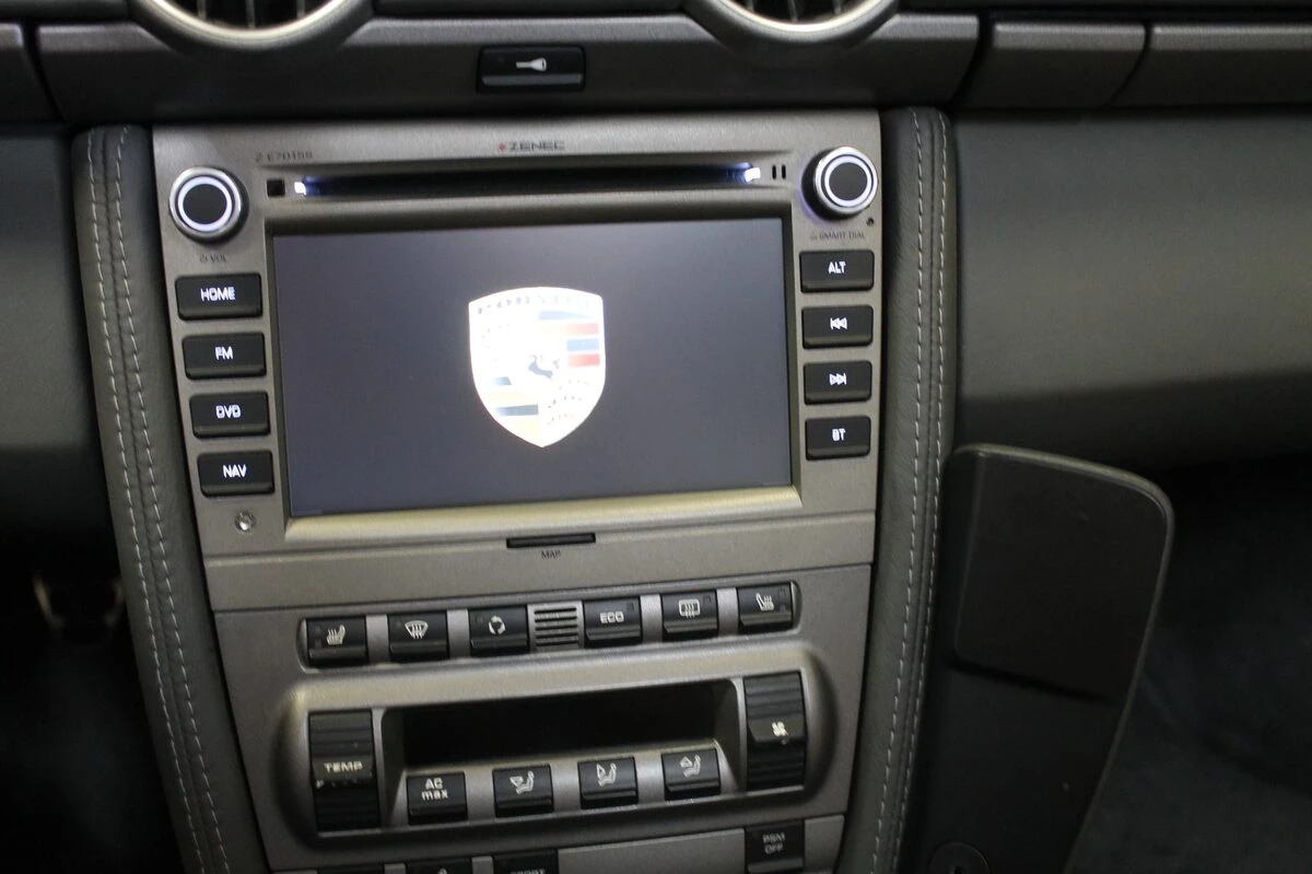 Porsche Boxster : autoradio GPS avec commandes au volant et ampli Bose conservé