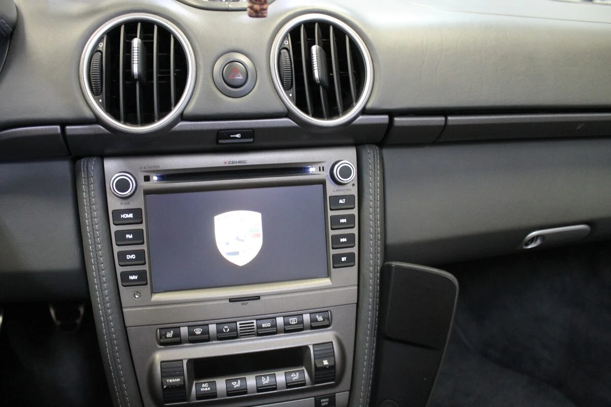Porsche Boxster : autoradio GPS avec commandes au volant et ampli Bose conservé