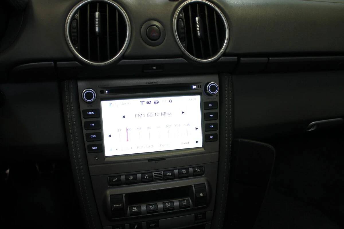 Porsche Boxster : autoradio GPS avec commandes au volant et ampli Bose conservé