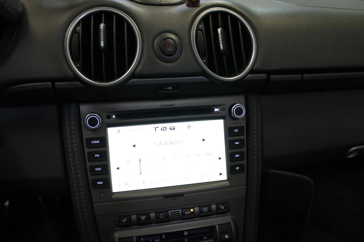 Porsche Boxster : autoradio GPS avec commandes au volant et ampli Bose conservé