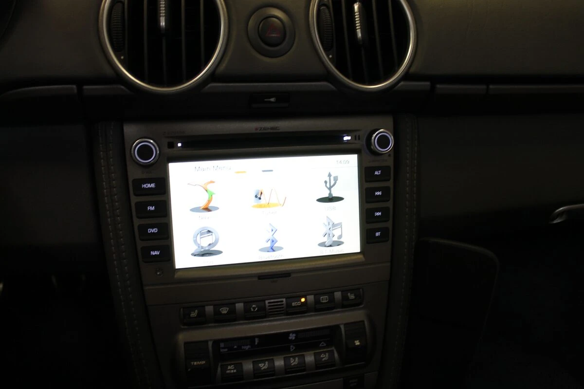 Porsche Boxster : autoradio GPS avec commandes au volant et ampli Bose conservé
