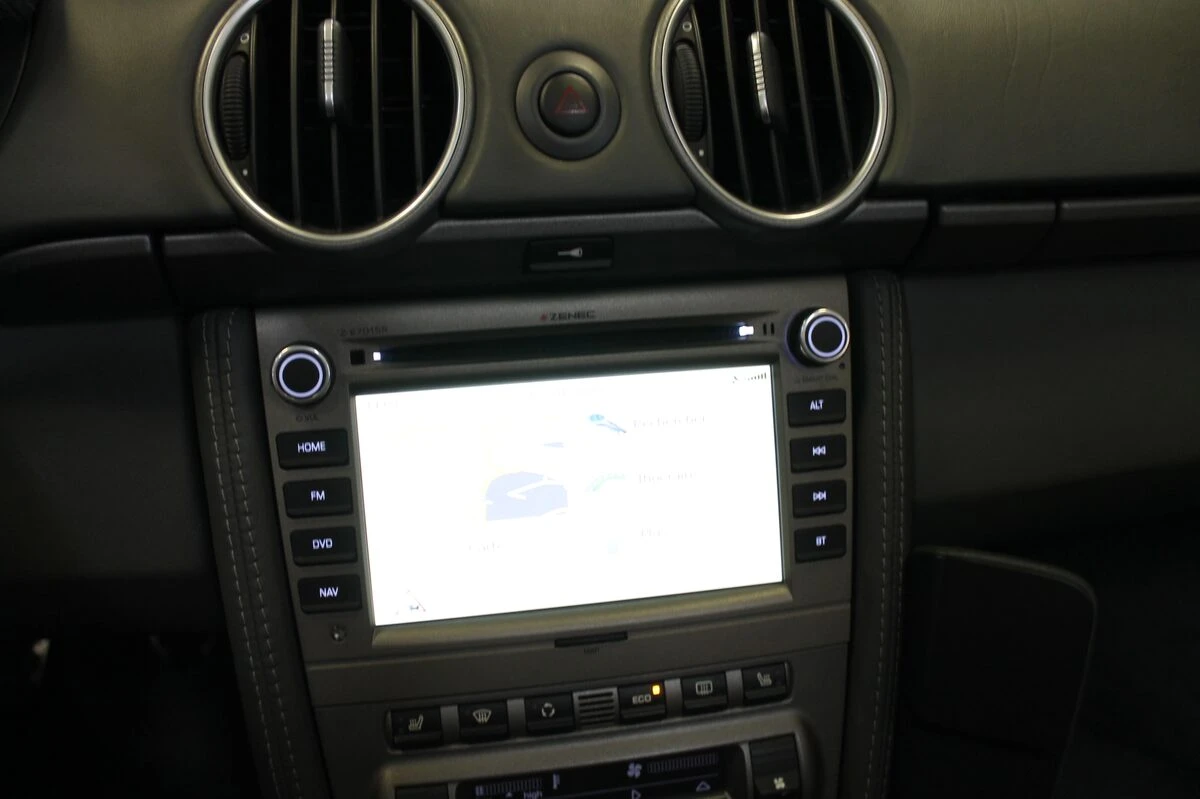 Porsche Boxster : autoradio GPS avec commandes au volant et ampli Bose conservé