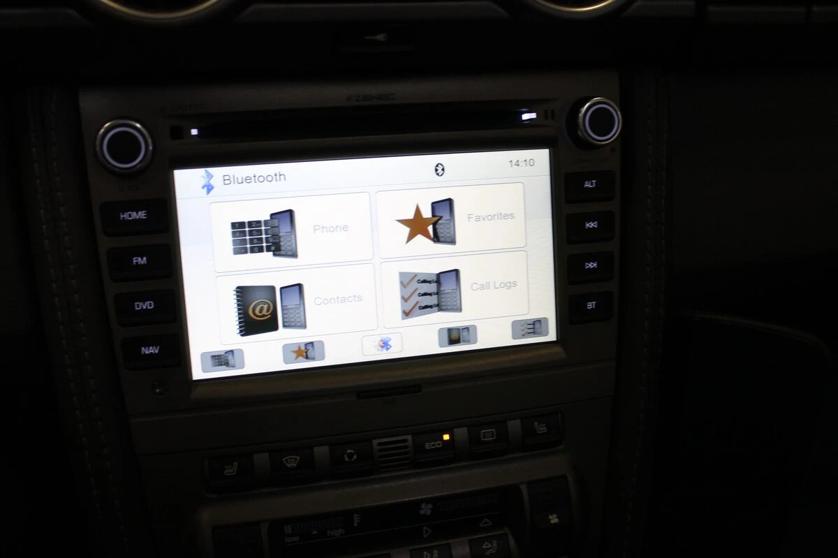 Porsche Boxster : autoradio GPS avec commandes au volant et ampli Bose conservé