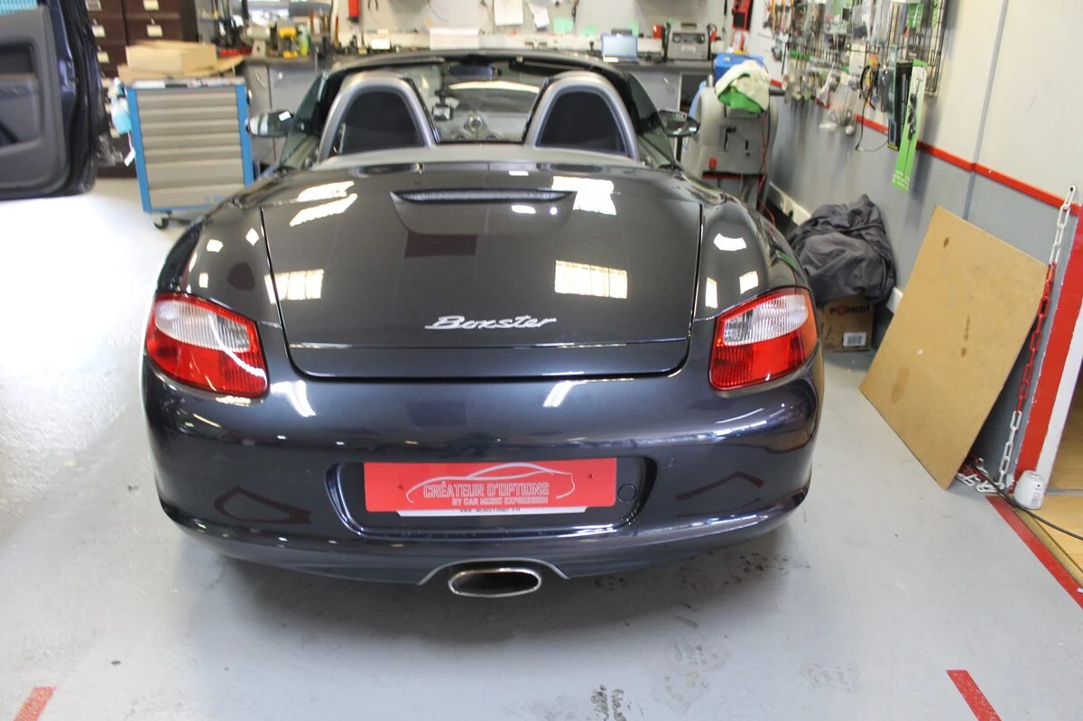Porsche Boxster : autoradio GPS avec commandes au volant et ampli Bose conservé