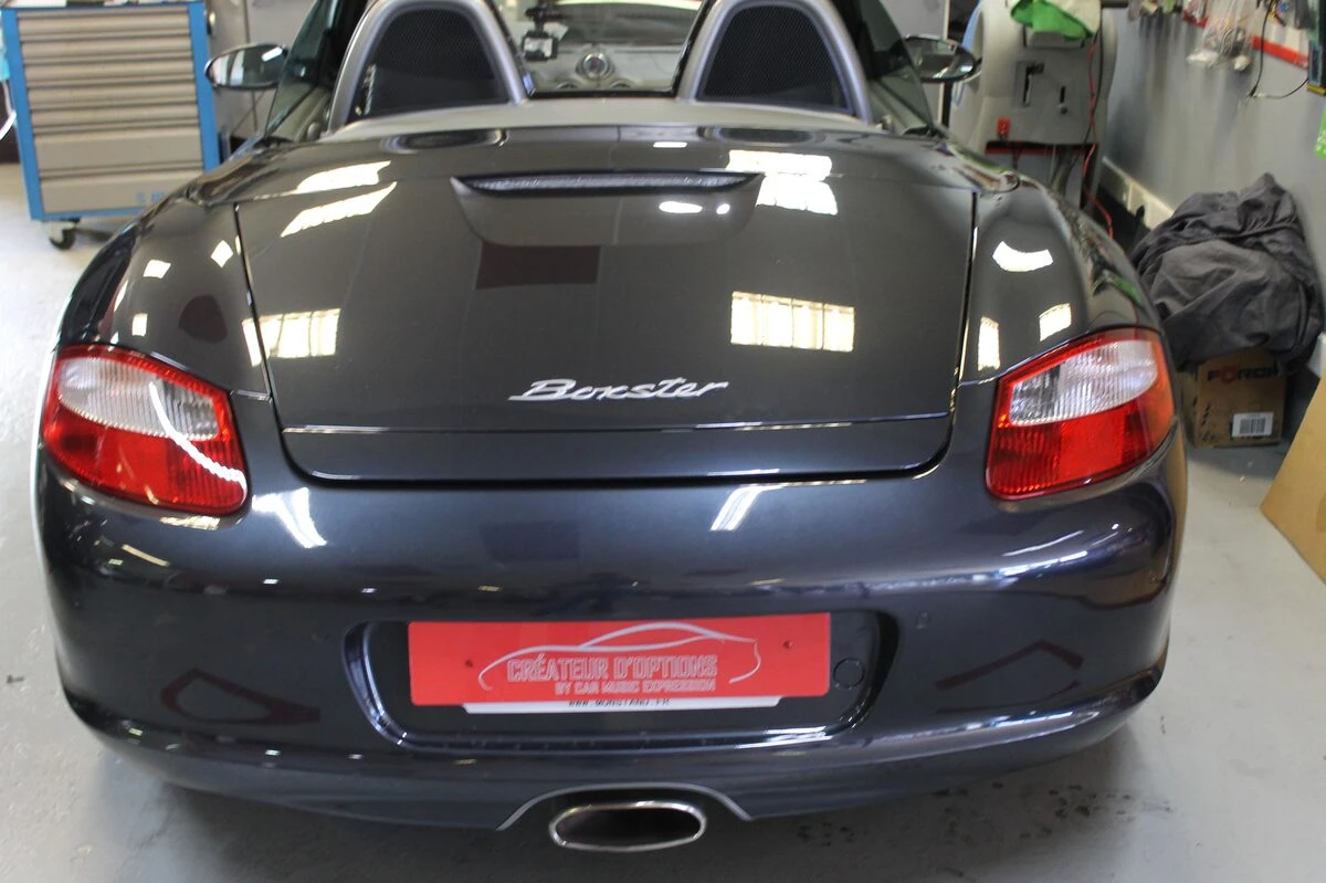 Porsche Boxster : autoradio GPS avec commandes au volant et ampli Bose conservé