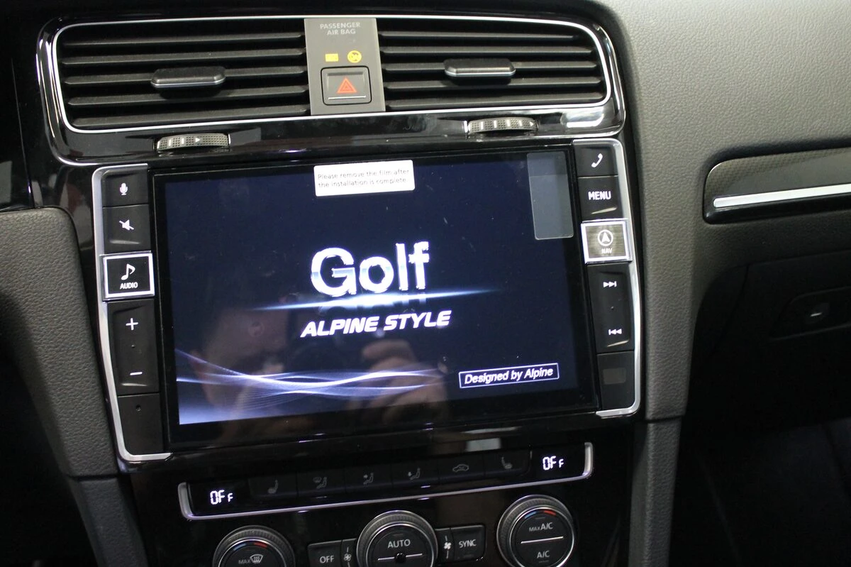 Volkswagen Golf 7 : autoradio GPS Alpine sur mesure et caméra dans le logo