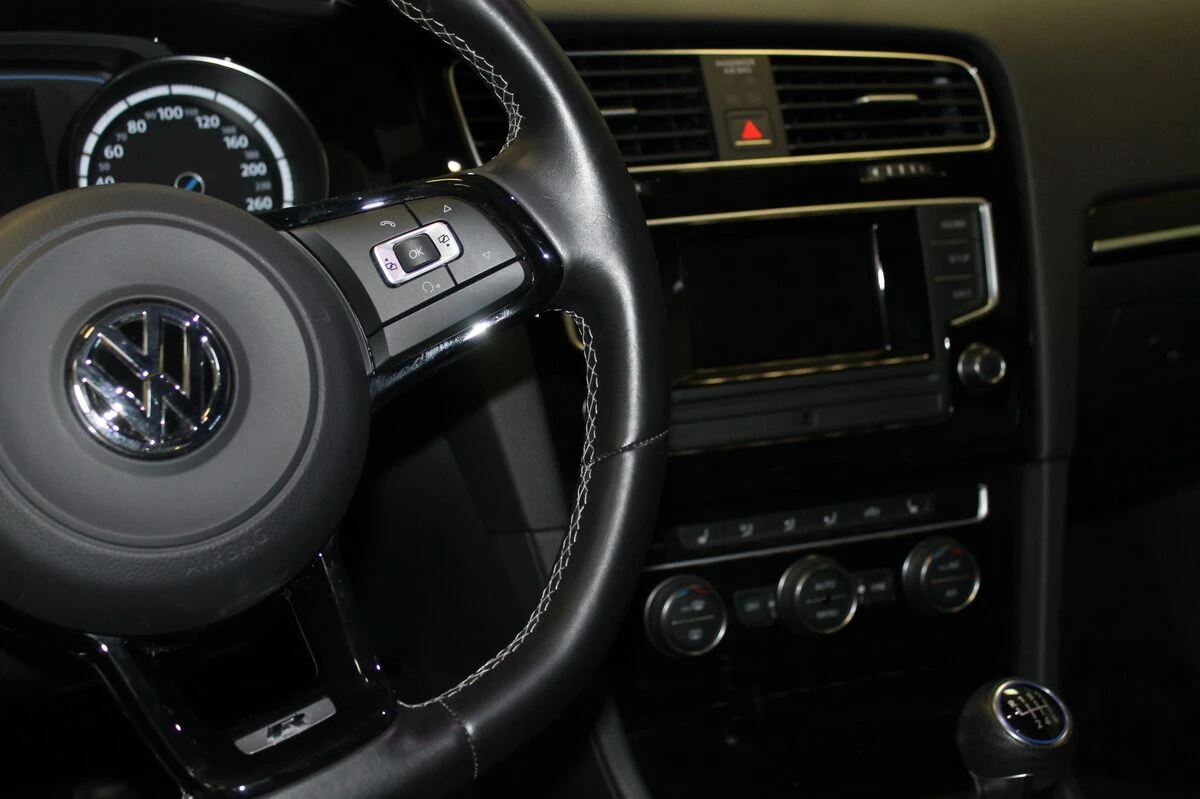 Volkswagen Golf 7 : autoradio GPS Alpine sur mesure et caméra dans le logo