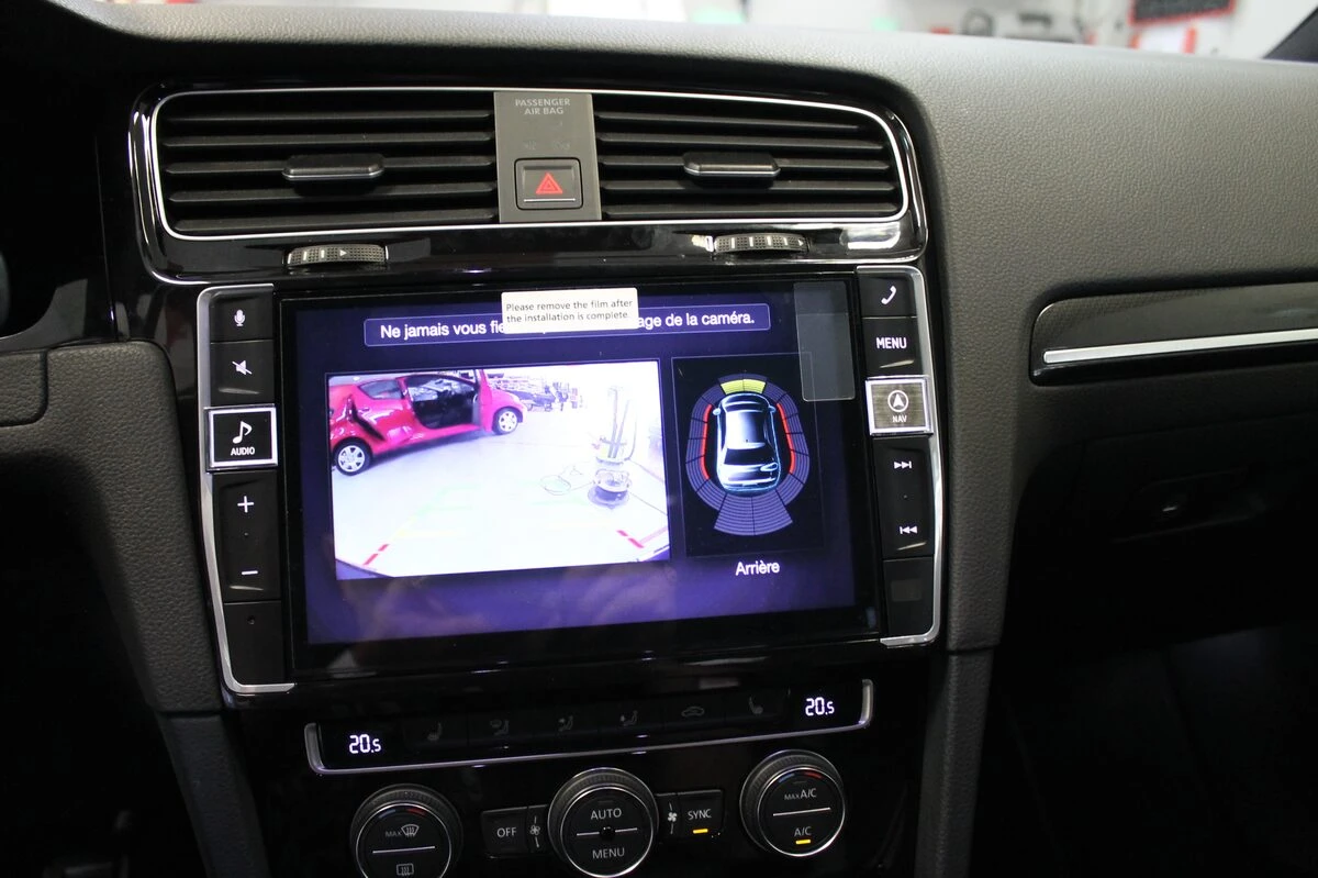 Volkswagen Golf 7 : autoradio GPS Alpine sur mesure et caméra dans le logo